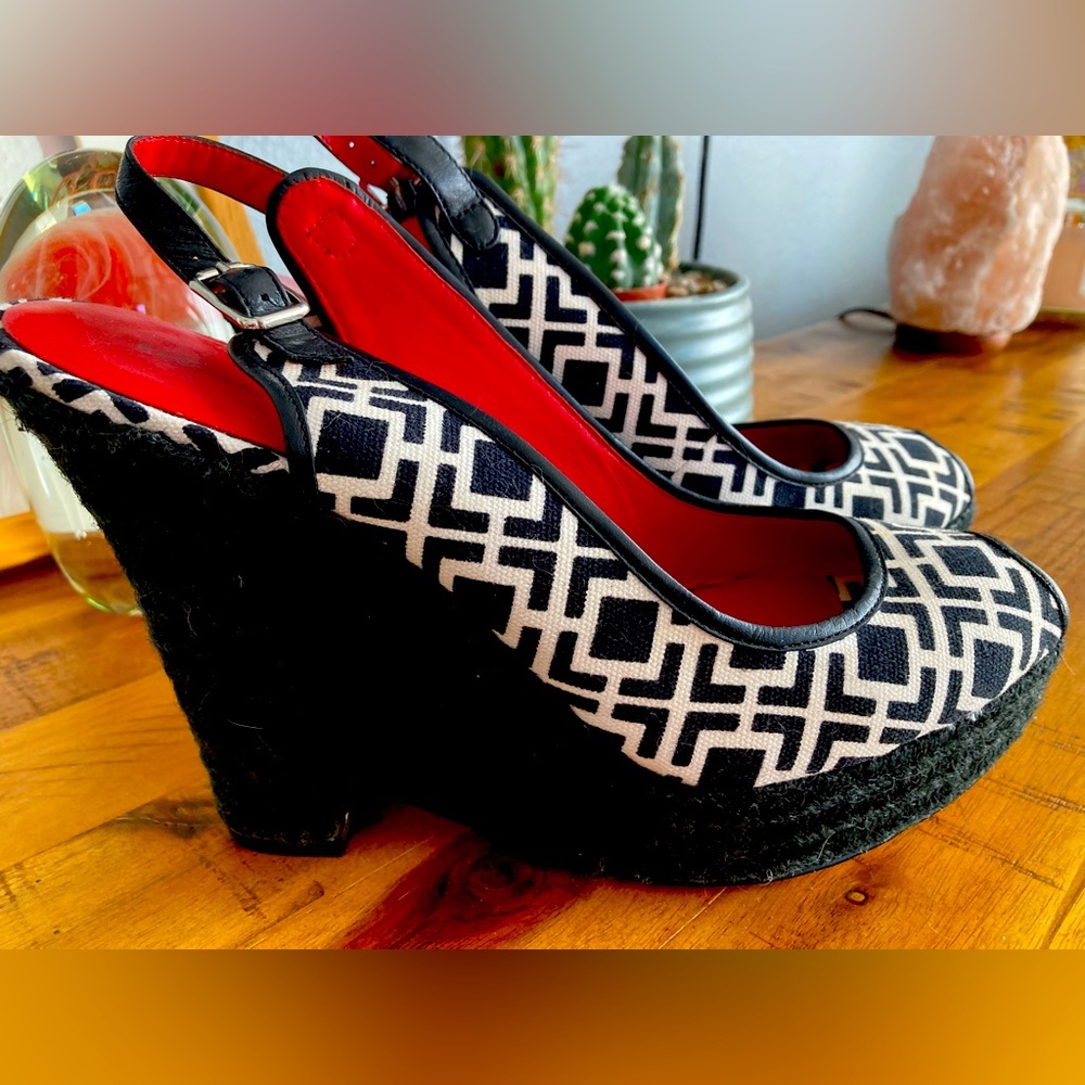 Banana Republic Beautiful Black and White Geometric Platforms